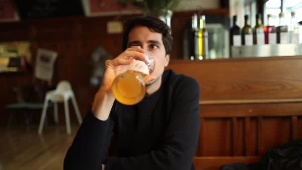 Άνθρωπος Πίνοντας Μεγάλο Σχέδιο Παραδοσιακή Μπύρα Κοντινό Πλάνο Ενός Τύπου — Αρχείο Βίντεο