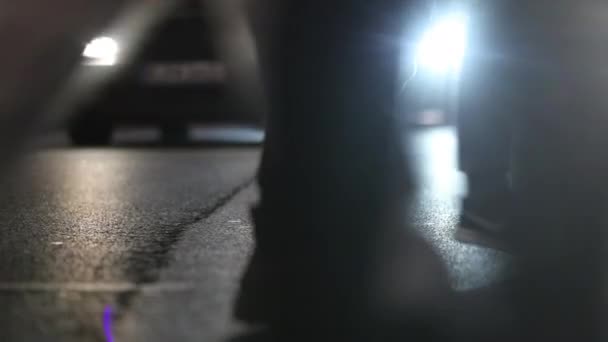 Los Peatones Abstractos Borrosos Cruzan Calle Por Noche 120 Fps — Vídeos de Stock
