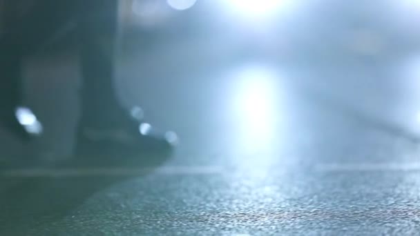 Пішохідні Ноги Перетинають Вулицю Вночі Спалахами Єктива Вражають Камери Фону — стокове відео