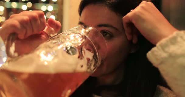 Dziewczyna Pije Łyk Bardzo Dużego Piwa Kobieta Pijąca Tradycyjne Piwo — Wideo stockowe