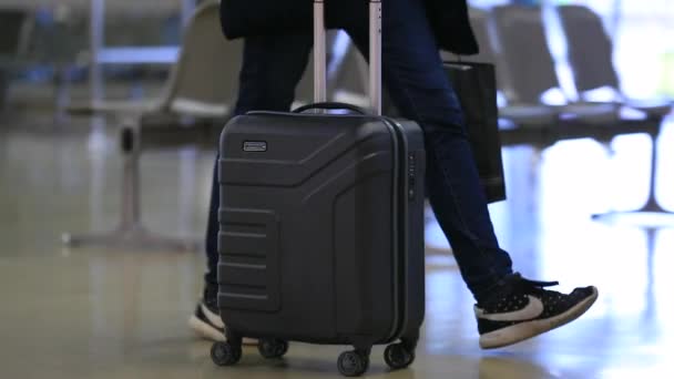 Havaalanında Bavul Taşıyan Biri Gezgin Tekerlekli Bavulu Sürüklüyor — Stok video