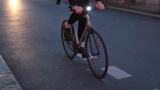 Városi Városi Ciclist Ingázó Elhaladó Kamera 120Fps Lassított Felvételen — Stock videók