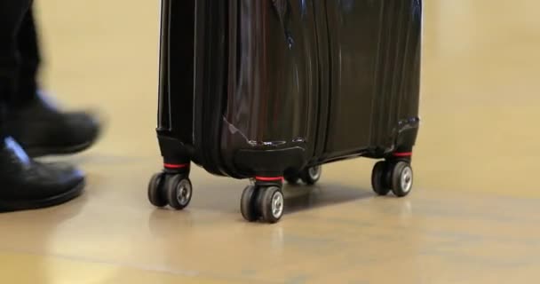 Person Som Transporterar Bagage Med Hjul Flygplatsen — Stockvideo