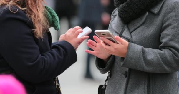 Nsanlar Cep Telefonu Kullanıyor Teknolojik Aygıtlarda Gezinen Akıllı Telefon Kullanıcılarının — Stok video