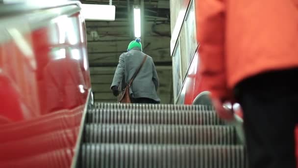 Перспектива Автоматического Подъема Эскалатора Человек Поднимается Лестнице Автоматическом Эскалаторе — стоковое видео