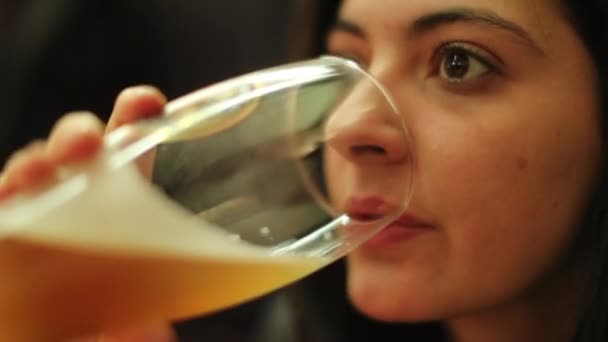 Mujer Bebiendo Cerveza Tradicional Alcohólica Grande — Vídeos de Stock