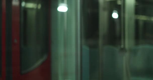 乘坐地铁4K反射窗 — 图库视频影像