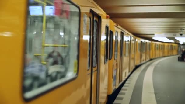 Oranžový Vlak Metra Odjíždí Nástupiště Berlíně — Stock video
