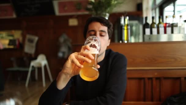Een Man Die Traditioneel Bier Drinkt Close Van Man Drinken — Stockvideo