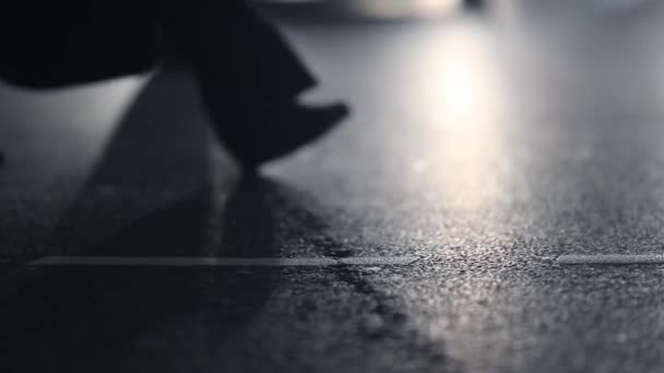 120Fpsのスローモーションで夜に通りを横断する歩行者の足 — ストック動画