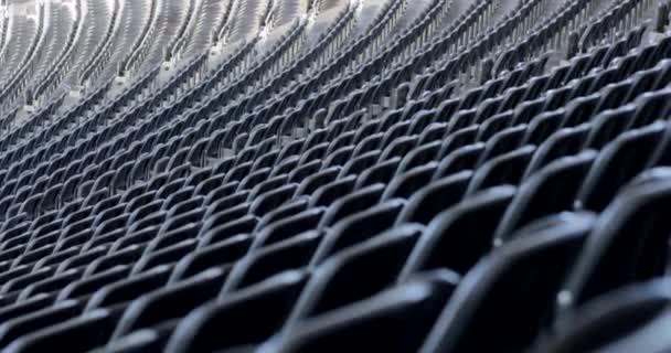 4K足球场的一排座位 许多座位的Rack焦点 — 图库视频影像