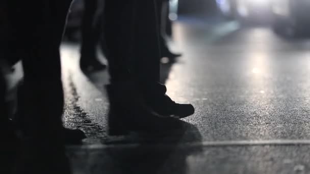 Пешеходы Переходят Улицу Ночью Скоростью 120 Кадров Секунду Автомобильные Линзы — стоковое видео