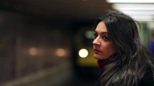 Donna Piedi Binario Sotterraneo Fronte Treno Della Metropolitana Che Arriva — Video Stock