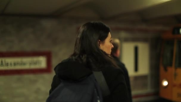 在一个通勤女孩身后的地下铁站台上等待地铁停车站时 一位女士正要上车 — 图库视频影像