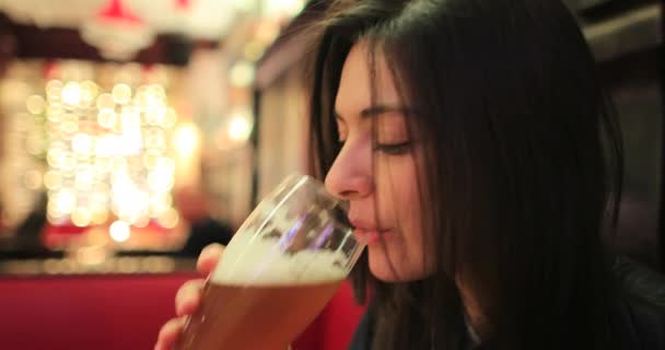 Frau Nimmt Bar Einen Schluck Alkoholisches Getränk Mädchen Trinkt Bier — Stockvideo