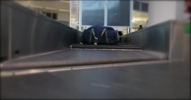 Позов Про Багаж Міжнародному Аеропорту Люди Підбирають Валізу Сумки Конвеєрного — стокове відео