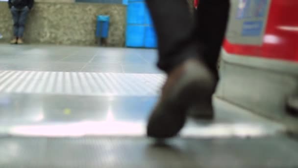 Человек Сходит Автоматического Эскалатора Низкоугольный Кадр Человека Современном Эскалаторе — стоковое видео