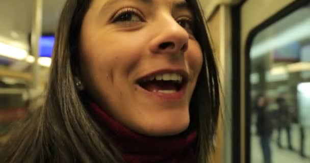 Девушка Открывающая Дверь Вагона Метро — стоковое видео