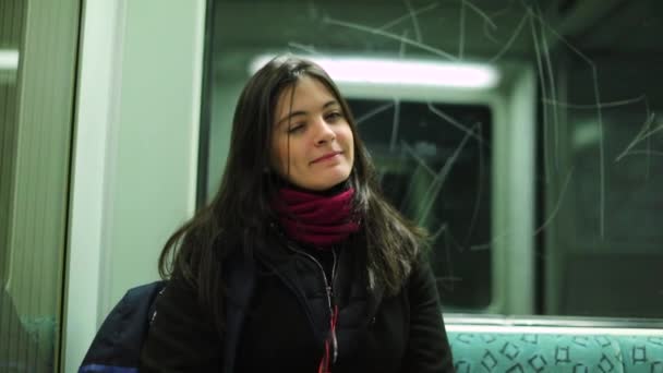 地下鉄に乗っている間にカメラの笑顔に直接見て女性 — ストック動画