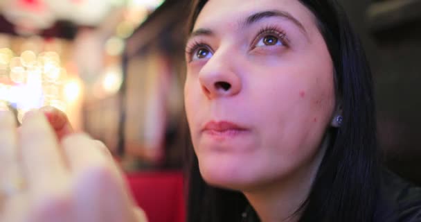 Mujer Mastica Comida Mientras Pantalla Fondo Chica Masticando Comida Mientras — Vídeo de stock