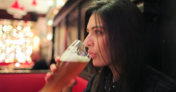 Жінка Приймає Ковток Алкогольного Напою Барі Дівчина Пиво Потім Посміхається — стокове відео