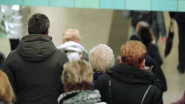 지하철 운행을 계단을 내려오는 인부들 — 비디오