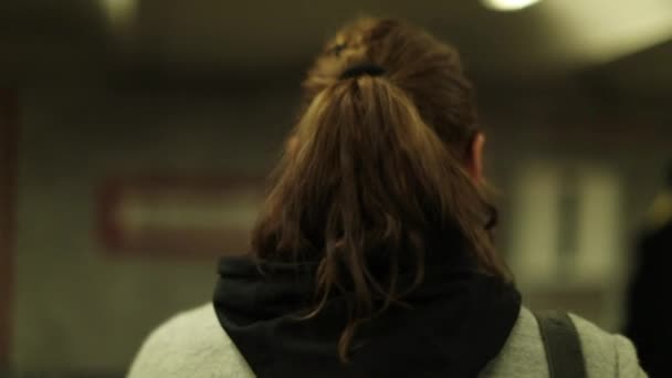 Pravá Upřímná Záda Dojíždějící Ženy Která Dává Tašku Rameno — Stock video