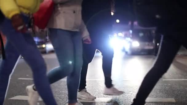 Peatones Cruzando Calle 120Fps Cámara Lenta — Vídeos de Stock