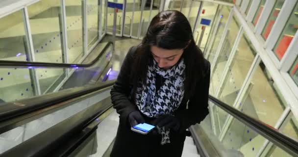 Жінка Друкує Пристрої Мобільного Язку Під Час Підйому Автоматичного Ескалатора — стокове відео