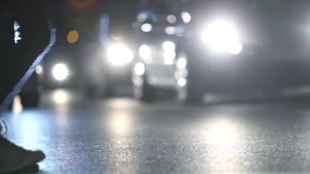 Fußgänger Überqueren Nachts Die Straße Während Hintergrund Linsenraketen Auf Kameramänner — Stockvideo