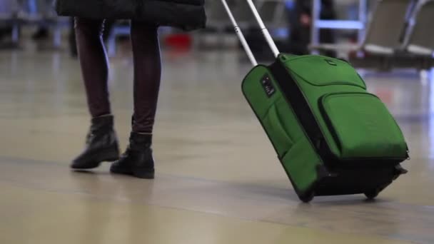 Personne Transportant Des Bagages Aéroport Voyageur Traîne Valise Avec Roues — Video
