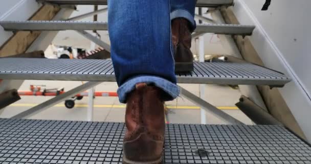 Primer Plano Los Pies Persona Subiendo Las Escaleras — Vídeo de stock