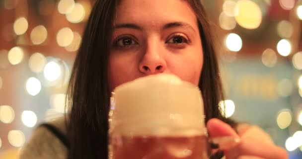 Kvinde Drikker Stor Traditionel Fadøl Pint Natten Rigtig Grine Smile – Stock-video
