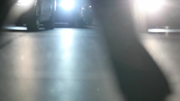 Desfocado Abstrato Pedestres Cruzando Rua Noite 120Fps Câmera Lenta Flares — Vídeo de Stock