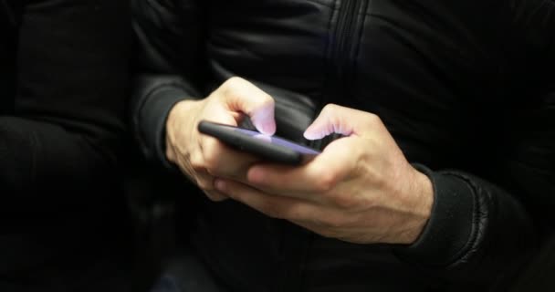 Person Tippt Auf Seinem Smartphone Mann Schaut Beim Pendeln Bahn — Stockvideo