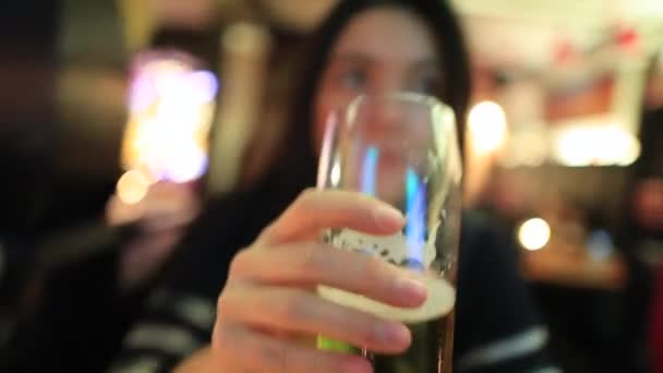 Vrouw Neemt Een Slokje Alcoholische Drank Bar Meisje Drinkt Bier — Stockvideo