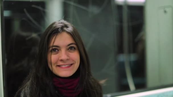 Femme Regardant Directement Caméra Souriant Tout Prenant Métro Train — Video