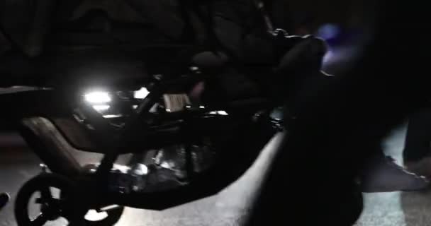 Nachts Kinderwagen Schieben Abends Die Straße Überqueren — Stockvideo