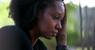 Endişeli siyah kadın stres ve baskı hissediyor. Afrikalı acı çekiyor