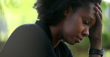 Endişeli siyah kadın stres ve baskı hissediyor. Afrikalı acı çekiyor