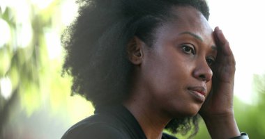 Endişeli siyah kadın stres ve baskı hissediyor. Afrikalı acı çekiyor