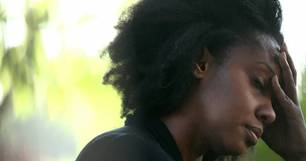 Заклопотана Чорна Жінка Відчуває Стрес Тиск Страждає Африканка — стокове фото