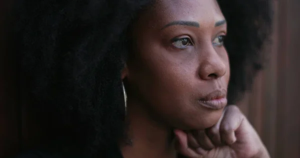 Besorgte Afrikanerin Pensive Gestresste Schwarze Person Die Angst Empfindet — Stockfoto