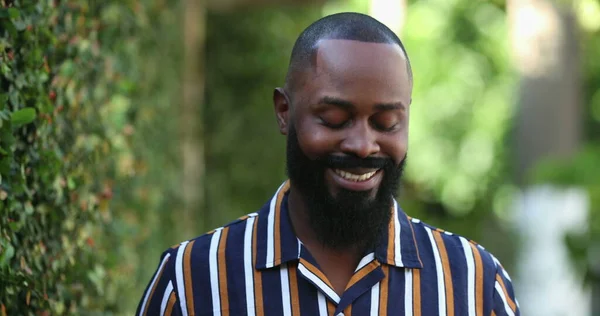 Positivo Hombre Africano Feliz Sonriendo Fuera Respirando Aire Fresco —  Fotos de Stock