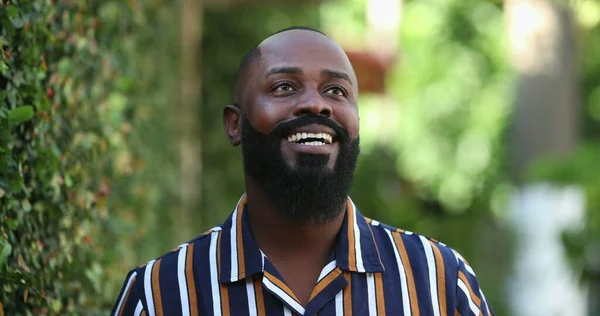 Pozitív Boldog Afrikai Férfi Mosolyog Kívül Friss Levegőt Szívva — Stock Fotó