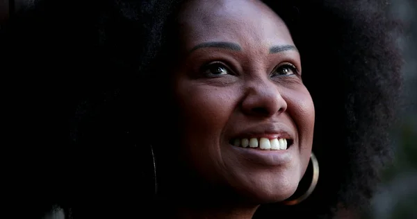 Positive Afrikanische Frau Lächelnd Porträt Einer Schwarzen Person Nahaufnahme — Stockfoto