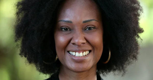 Femme Africaine Positive Souriant Caméra Gros Plan Portrait — Photo