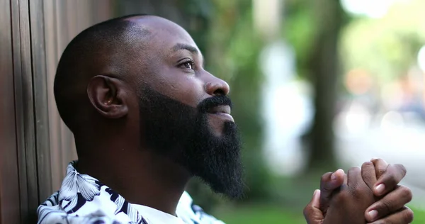 Homem Africano Positivo Sentindo Espiritual Feliz Pessoa Esperançosa Fiel — Fotografia de Stock