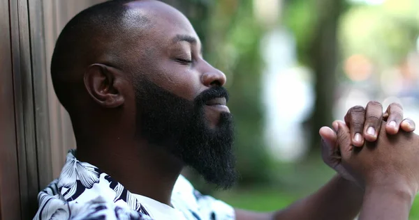 Hombre Africano Positivo Sintiéndose Espiritual Feliz Persona Esperanzada Fiel — Foto de Stock