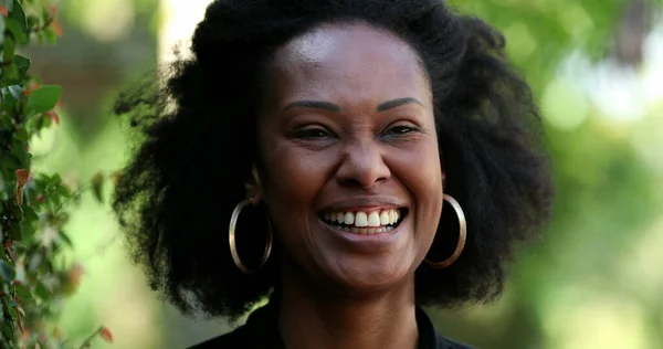 Afrikanerin Lacht Und Lächelt Schwarze Dame Authentisches Lachen — Stockfoto